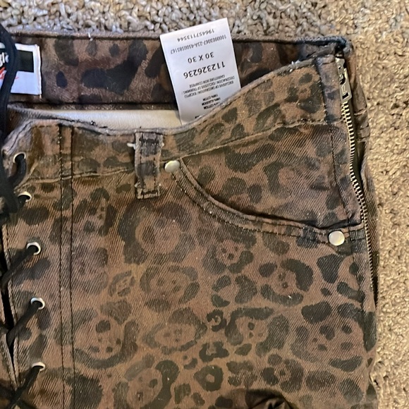 Wrangler Fender animal leopard cheetah flare jeans size 30 - Picture 5 of 8